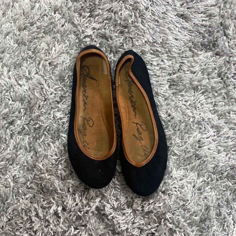 Flat black shoes
